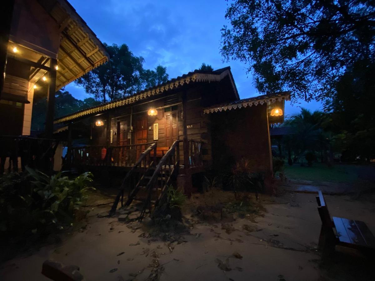 Rustic Chalet - Dahlia N Mawar At Sedim Vista Kulim Extérieur photo